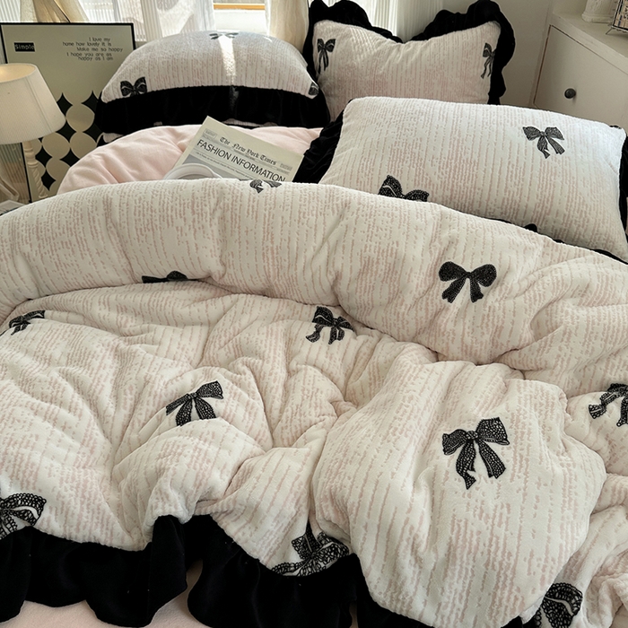 91家纺网 家纺一手货源 找家纺 轻奢坊 2025新款琢色烂花牛奶绒花边套件四件套-赫本风 赫本-蝴蝶结