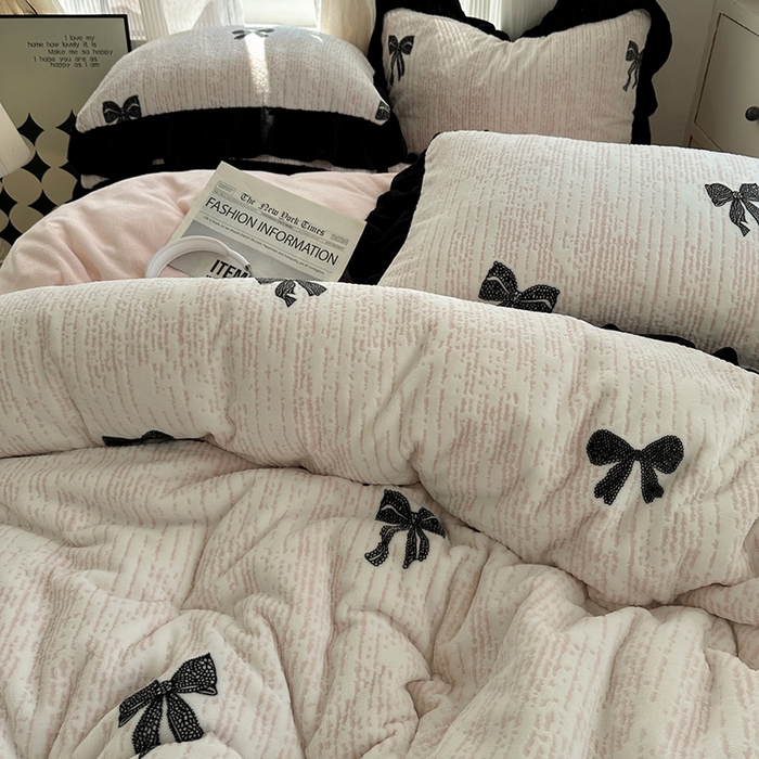 91家纺网 家纺一手货源 找家纺 轻奢坊 2025新款琢色烂花牛奶绒花边套件四件套-赫本风 赫本-蝴蝶结