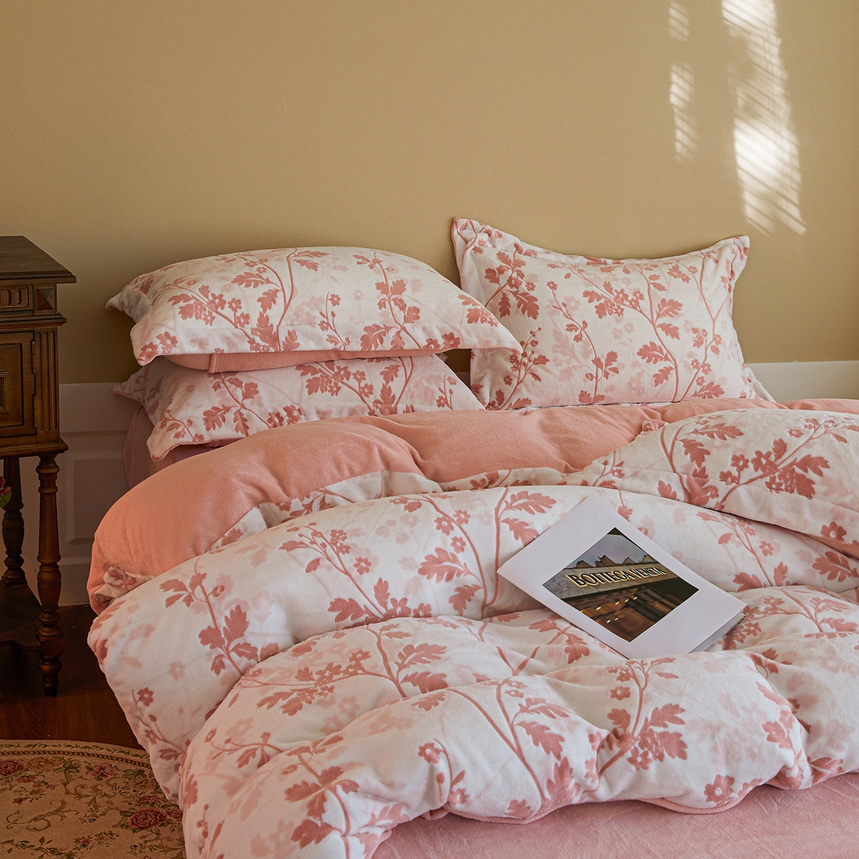 91家纺网 家纺一手货源 找家纺 菡宝 【主推第三批 带质检报告】A类全消光230g雕花绒牛奶绒四件套支持定制定做尺寸 好梦秋天粉