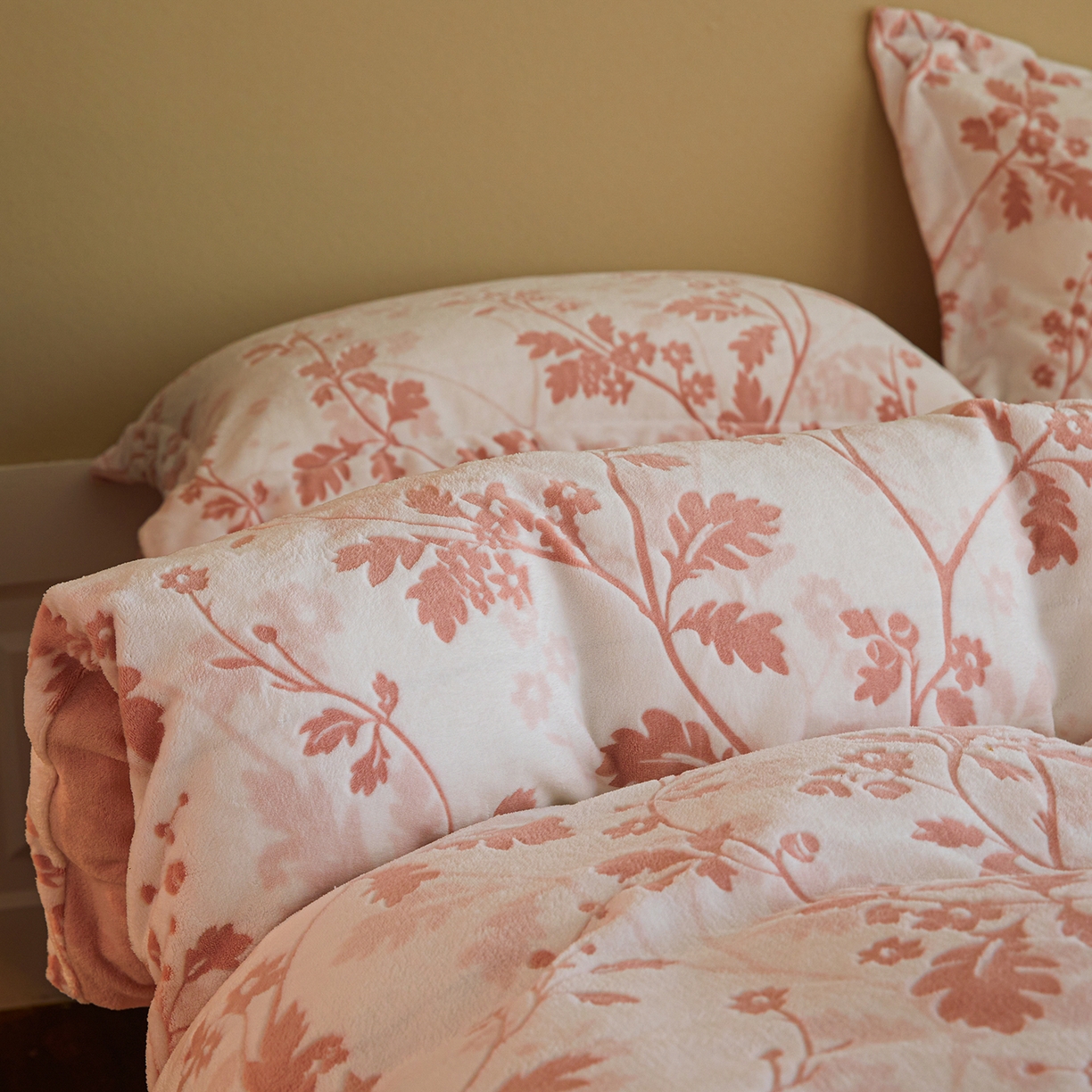 91家纺网 家纺一手货源 找家纺 菡宝 【主推第三批 带质检报告】A类全消光230g雕花绒牛奶绒四件套支持定制定做尺寸 好梦秋天粉