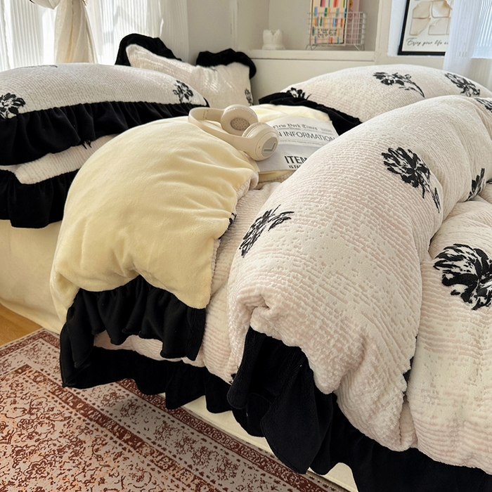 91家纺网 家纺一手货源 找家纺 轻奢坊 2025新款琢色烂花牛奶绒花边套件四件套-赫本风 赫本-玫瑰