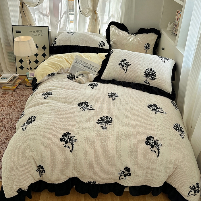 91家纺网 家纺一手货源 找家纺 轻奢坊 2025新款琢色烂花牛奶绒花边套件四件套-赫本风 赫本-玫瑰