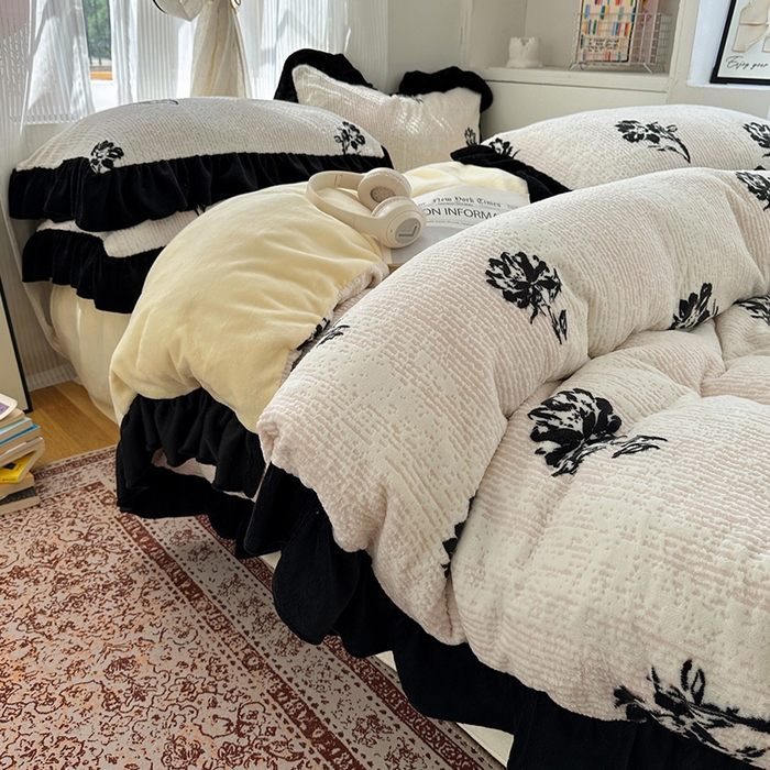 91家纺网 家纺一手货源 找家纺 轻奢坊 2025新款琢色烂花牛奶绒花边套件四件套-赫本风 赫本-玫瑰