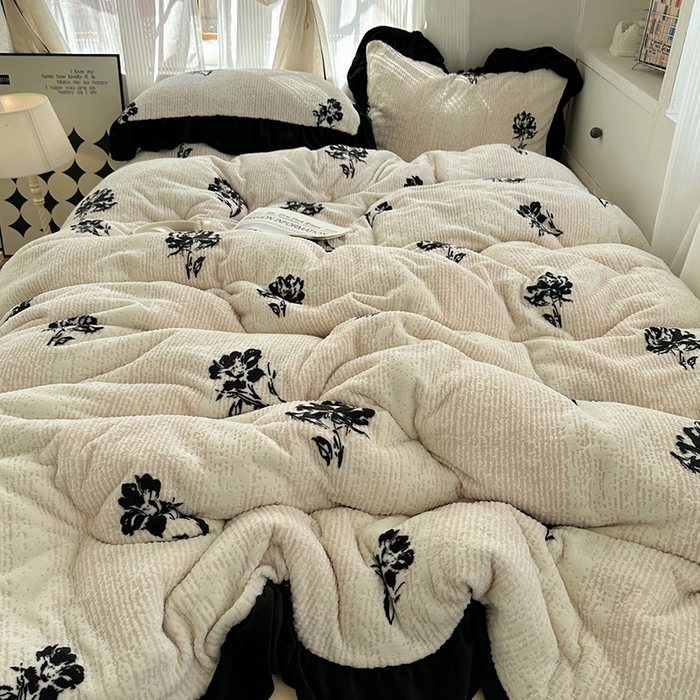 91家纺网 家纺一手货源 找家纺 轻奢坊 2025新款琢色烂花牛奶绒花边套件四件套-赫本风 赫本-玫瑰