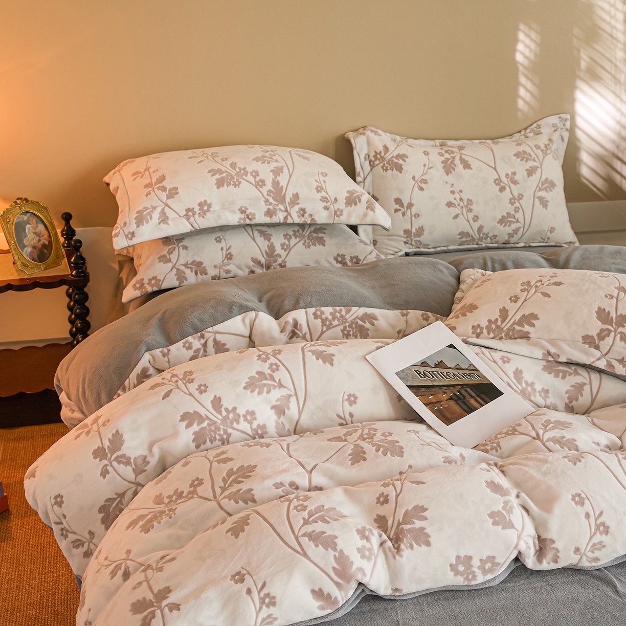 91家纺网 家纺一手货源 找家纺 菡宝 【主推第三批 带质检报告】A类全消光230g雕花绒牛奶绒四件套支持定制定做尺寸 好梦秋天灰