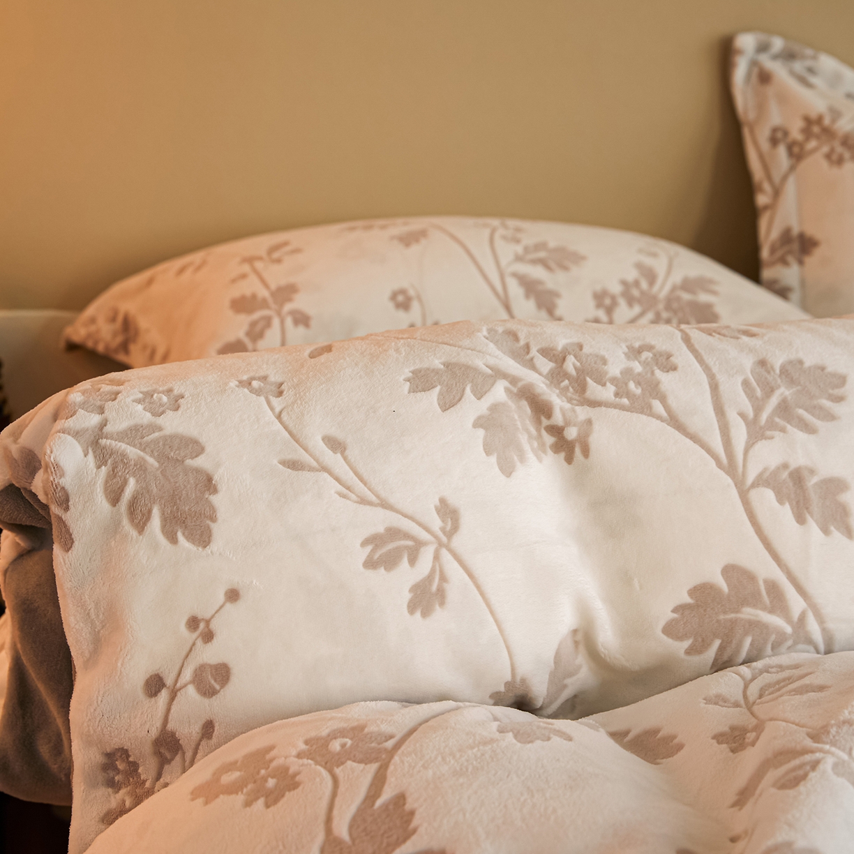 91家纺网 家纺一手货源 找家纺 菡宝 【主推第三批 带质检报告】A类全消光230g雕花绒牛奶绒四件套支持定制定做尺寸 好梦秋天灰