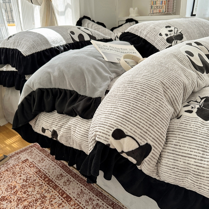 91家纺网 家纺一手货源 找家纺 轻奢坊 2025新款琢色烂花牛奶绒花边套件四件套-赫本风 赫本-熊猫