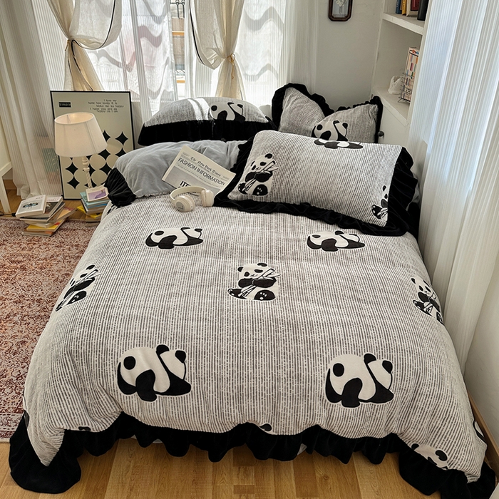 91家纺网 家纺一手货源 找家纺 轻奢坊 2025新款琢色烂花牛奶绒花边套件四件套-赫本风 赫本-熊猫