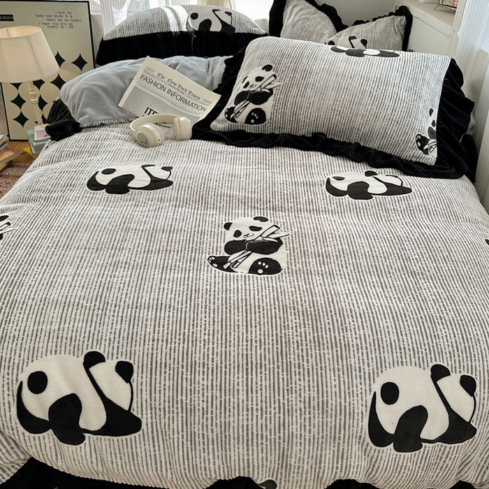 91家纺网 家纺一手货源 找家纺 轻奢坊 2025新款琢色烂花牛奶绒花边套件四件套-赫本风 赫本-熊猫