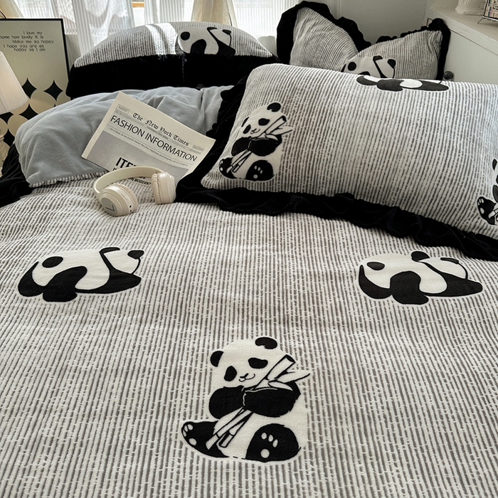 91家纺网 家纺一手货源 找家纺 轻奢坊 2025新款琢色烂花牛奶绒花边套件四件套-赫本风 赫本-熊猫