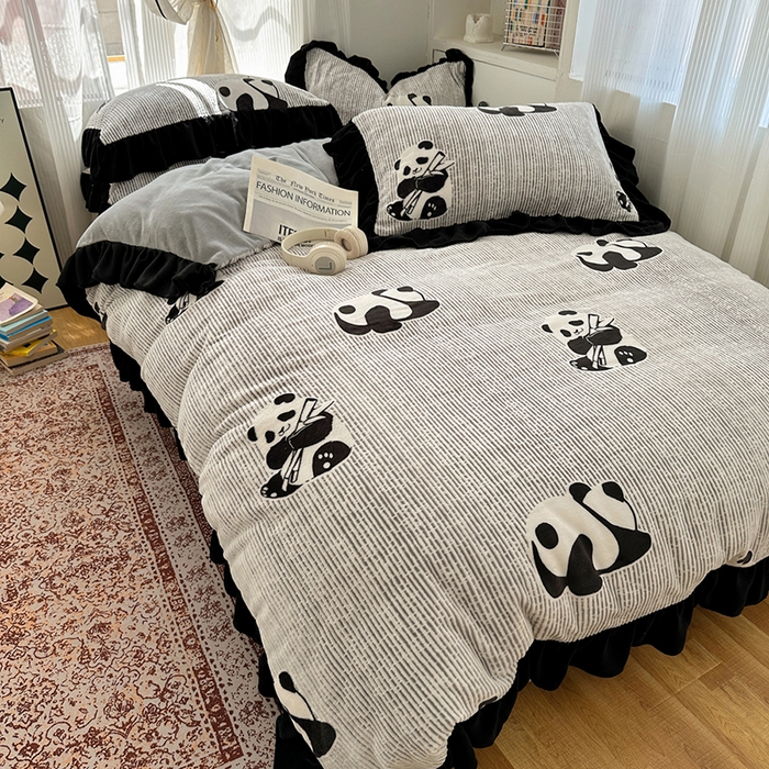 91家纺网 家纺一手货源 找家纺 轻奢坊 2025新款琢色烂花牛奶绒花边套件四件套-赫本风 赫本-熊猫