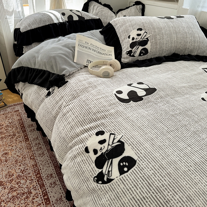 91家纺网 家纺一手货源 找家纺 轻奢坊 2025新款琢色烂花牛奶绒花边套件四件套-赫本风 赫本-熊猫