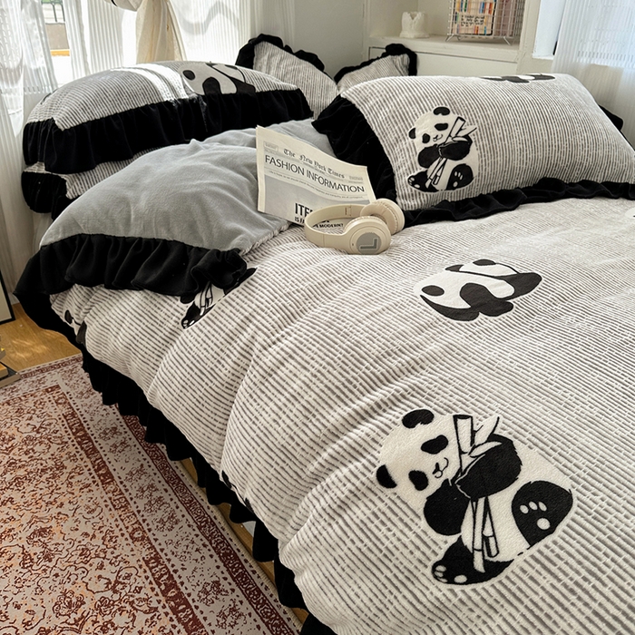 91家纺网 家纺一手货源 找家纺 轻奢坊 2025新款琢色烂花牛奶绒花边套件四件套-赫本风 赫本-熊猫