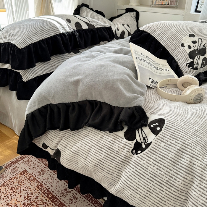 91家纺网 家纺一手货源 找家纺 轻奢坊 2025新款琢色烂花牛奶绒花边套件四件套-赫本风 赫本-熊猫