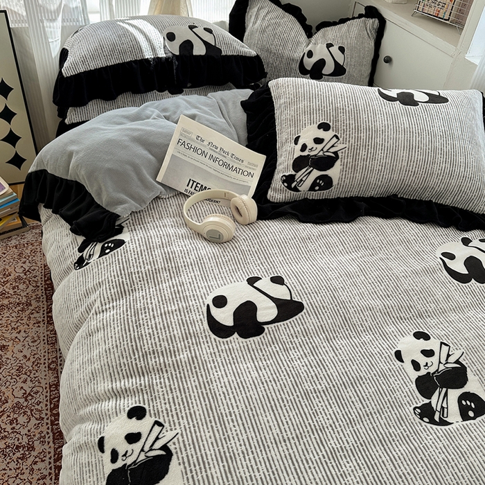 91家纺网 家纺一手货源 找家纺 轻奢坊 2025新款琢色烂花牛奶绒花边套件四件套-赫本风 赫本-熊猫