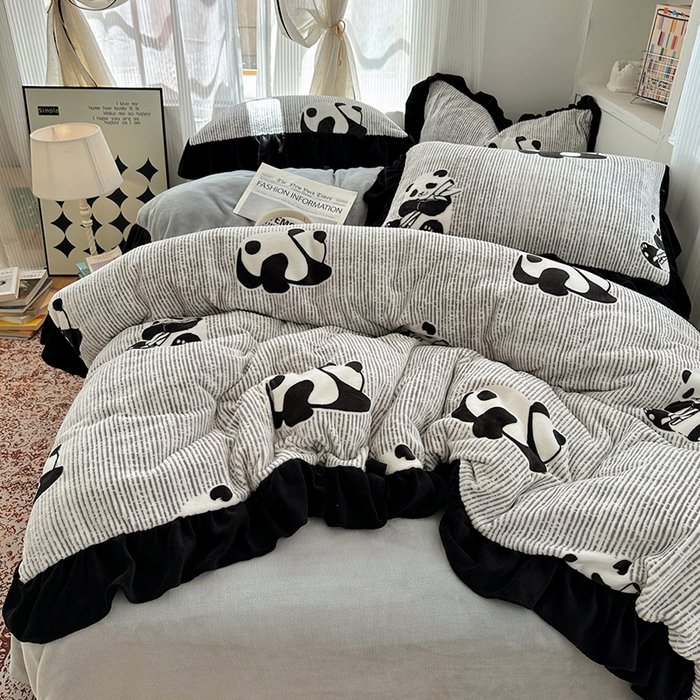 91家纺网 家纺一手货源 找家纺 轻奢坊 2025新款琢色烂花牛奶绒花边套件四件套-赫本风 赫本-熊猫