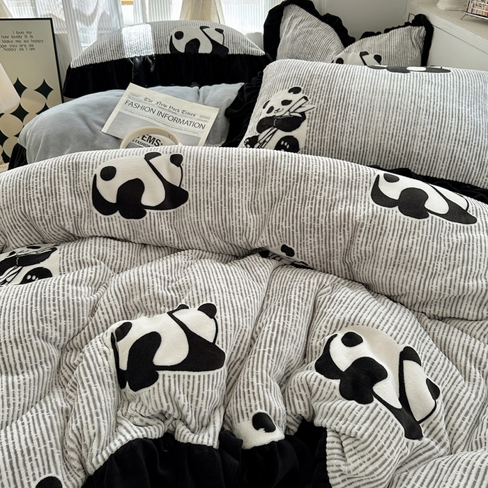 91家纺网 家纺一手货源 找家纺 轻奢坊 2025新款琢色烂花牛奶绒花边套件四件套-赫本风 赫本-熊猫