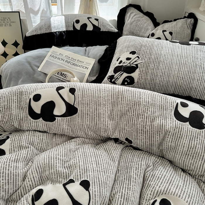 91家纺网 家纺一手货源 找家纺 轻奢坊 2025新款琢色烂花牛奶绒花边套件四件套-赫本风 赫本-熊猫