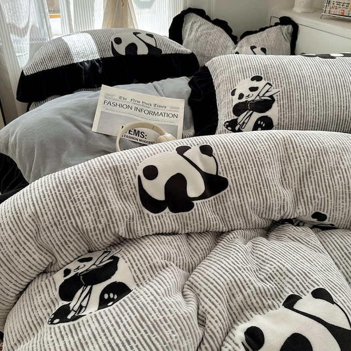 91家纺网 家纺一手货源 找家纺 轻奢坊 2025新款琢色烂花牛奶绒花边套件四件套-赫本风 赫本-熊猫