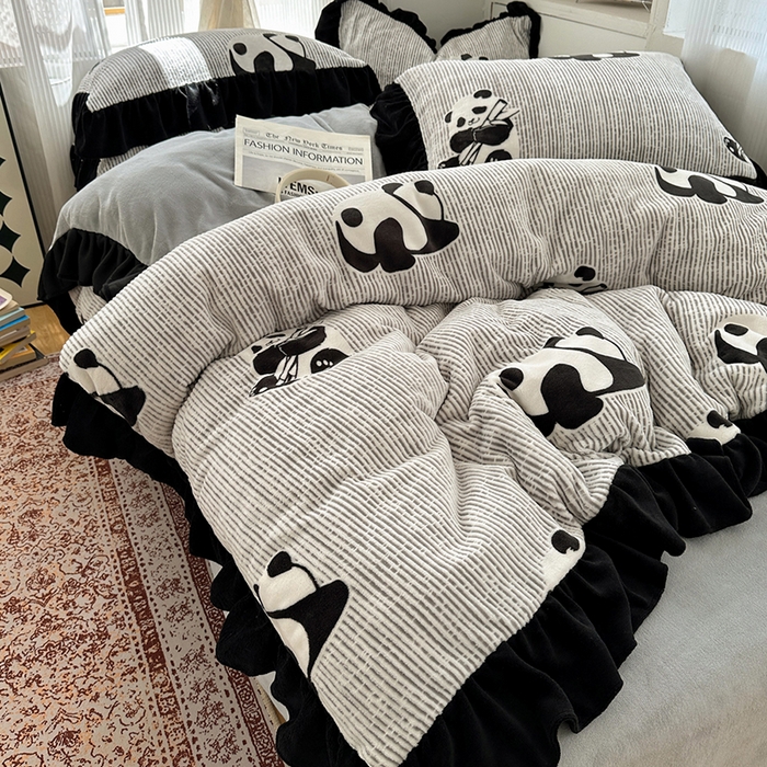 91家纺网 家纺一手货源 找家纺 轻奢坊 2025新款琢色烂花牛奶绒花边套件四件套-赫本风 赫本-熊猫