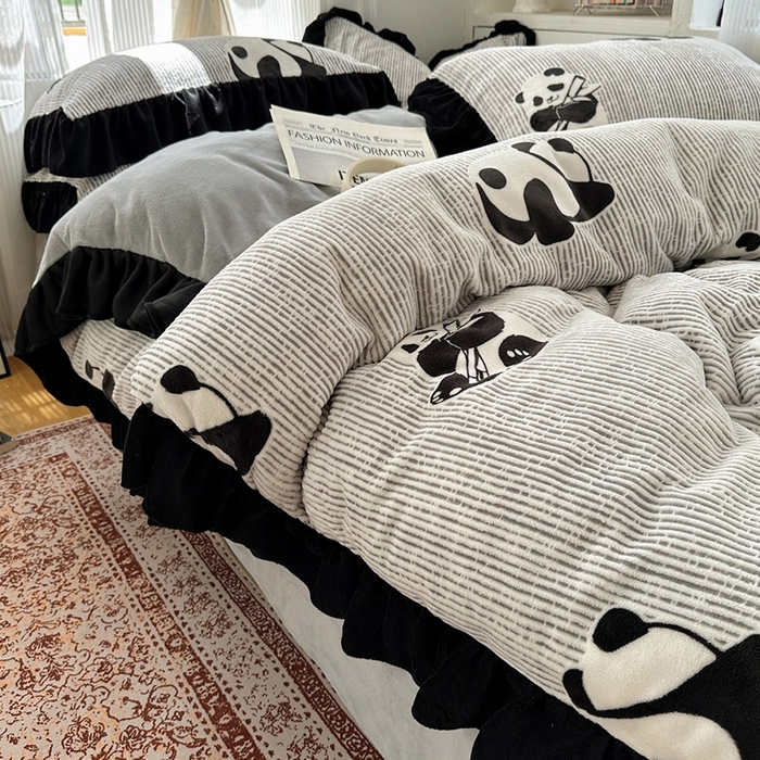 91家纺网 家纺一手货源 找家纺 轻奢坊 2025新款琢色烂花牛奶绒花边套件四件套-赫本风 赫本-熊猫