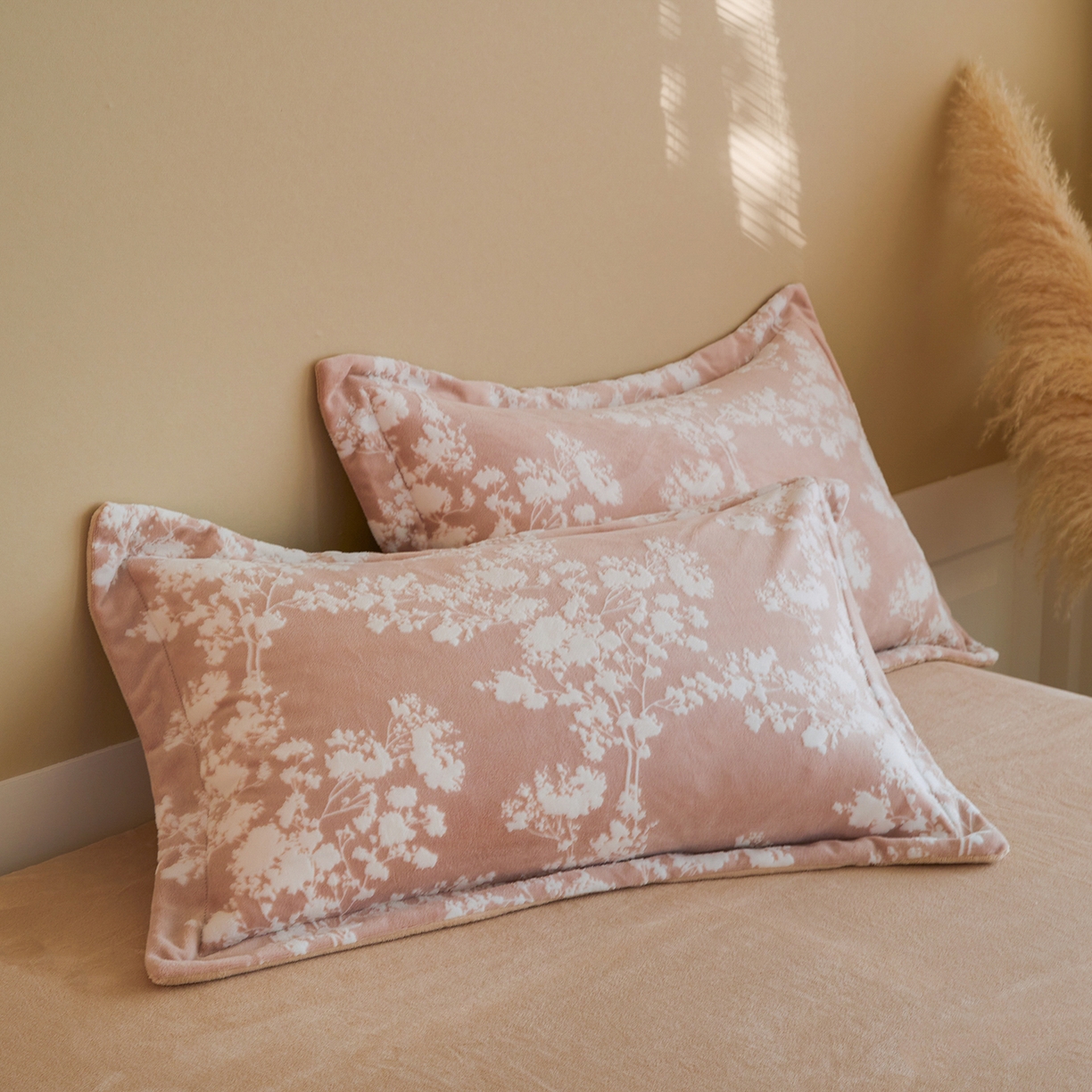 91家纺网 家纺一手货源 找家纺 菡宝 【主推第三批 带质检报告】A类全消光230g雕花绒牛奶绒四件套支持定制定做尺寸 画意枝头粉