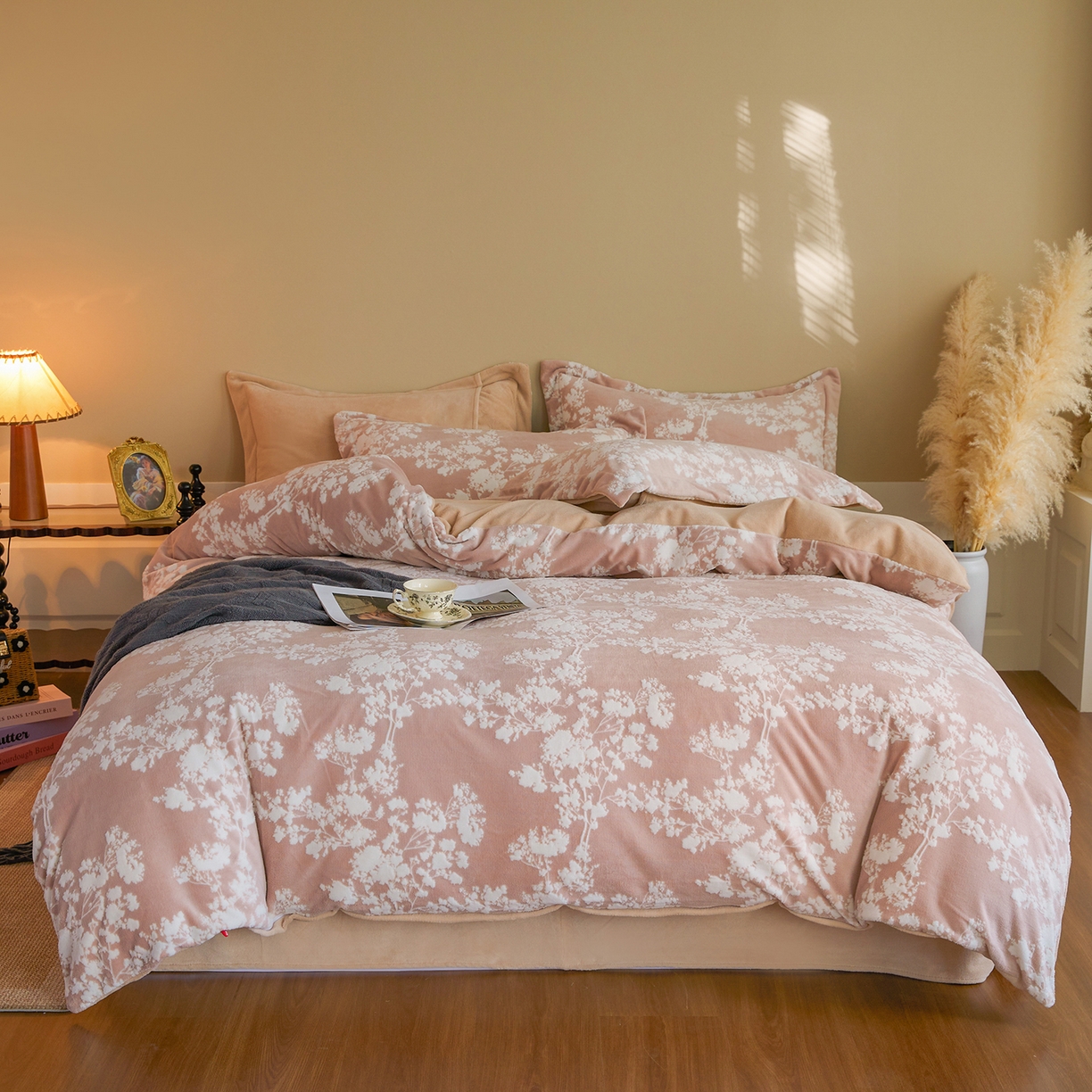 91家纺网 家纺一手货源 找家纺 菡宝 【主推第三批 带质检报告】A类全消光230g雕花绒牛奶绒四件套支持定制定做尺寸 画意枝头粉