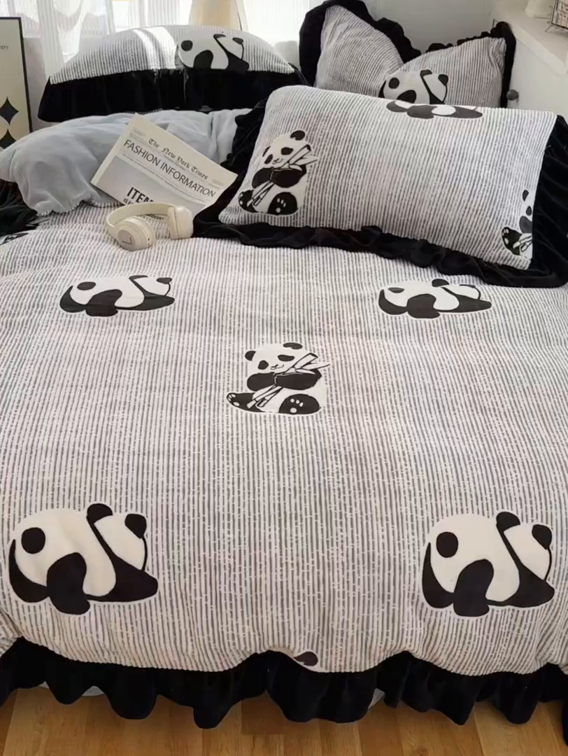 91家纺网 家纺一手货源 找家纺 轻奢坊 2025新款琢色烂花牛奶绒花边套件四件套-赫本风 赫本-熊猫