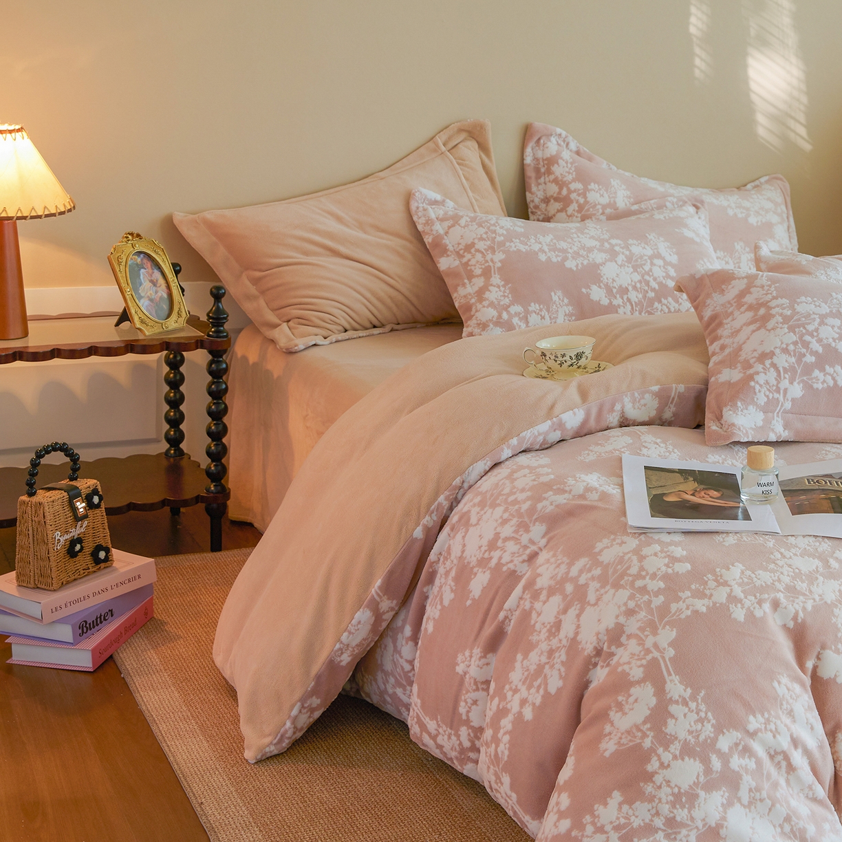 91家纺网 家纺一手货源 找家纺 菡宝 【主推第三批 带质检报告】A类全消光230g雕花绒牛奶绒四件套支持定制定做尺寸 画意枝头粉