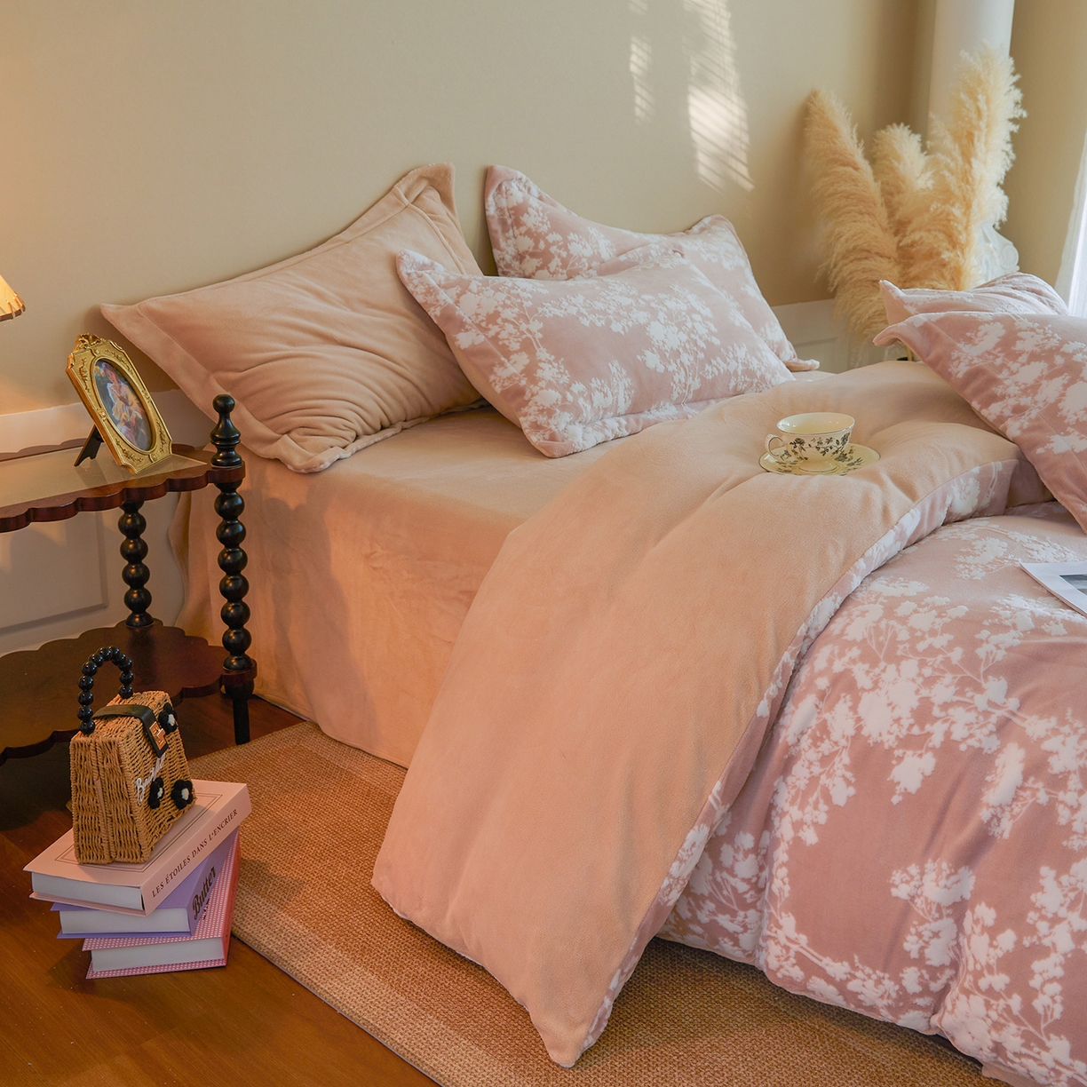 91家纺网 家纺一手货源 找家纺 菡宝 【主推第三批 带质检报告】A类全消光230g雕花绒牛奶绒四件套支持定制定做尺寸 画意枝头粉