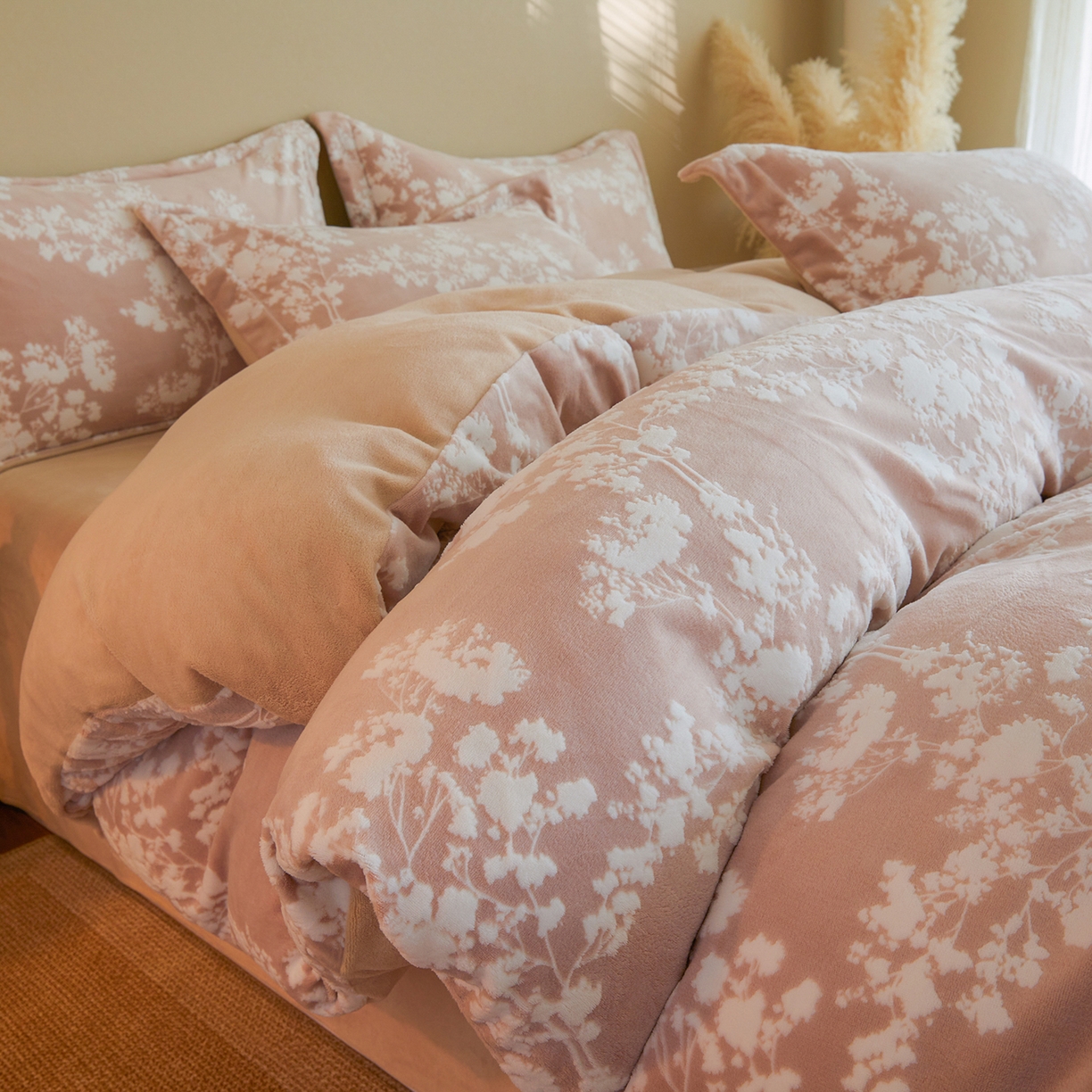 91家纺网 家纺一手货源 找家纺 菡宝 【主推第三批 带质检报告】A类全消光230g雕花绒牛奶绒四件套支持定制定做尺寸 画意枝头粉