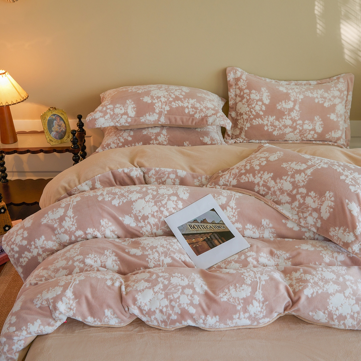 91家纺网 家纺一手货源 找家纺 菡宝 【主推第三批 带质检报告】A类全消光230g雕花绒牛奶绒四件套支持定制定做尺寸 画意枝头粉