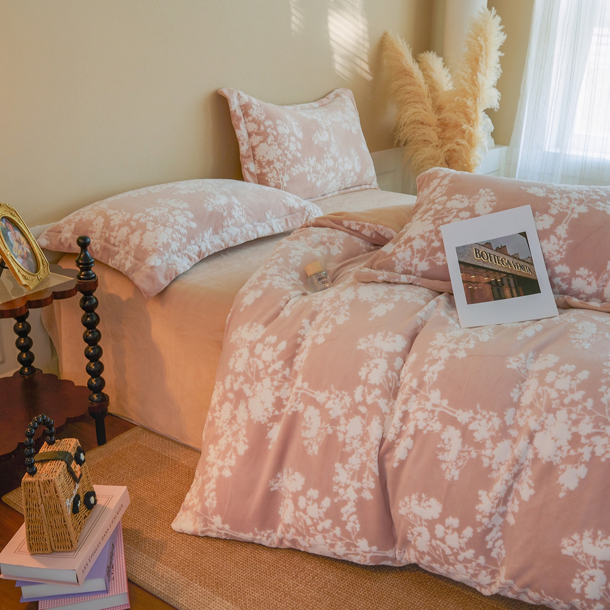 91家纺网 家纺一手货源 找家纺 菡宝 【主推第三批 带质检报告】A类全消光230g雕花绒牛奶绒四件套支持定制定做尺寸 画意枝头粉