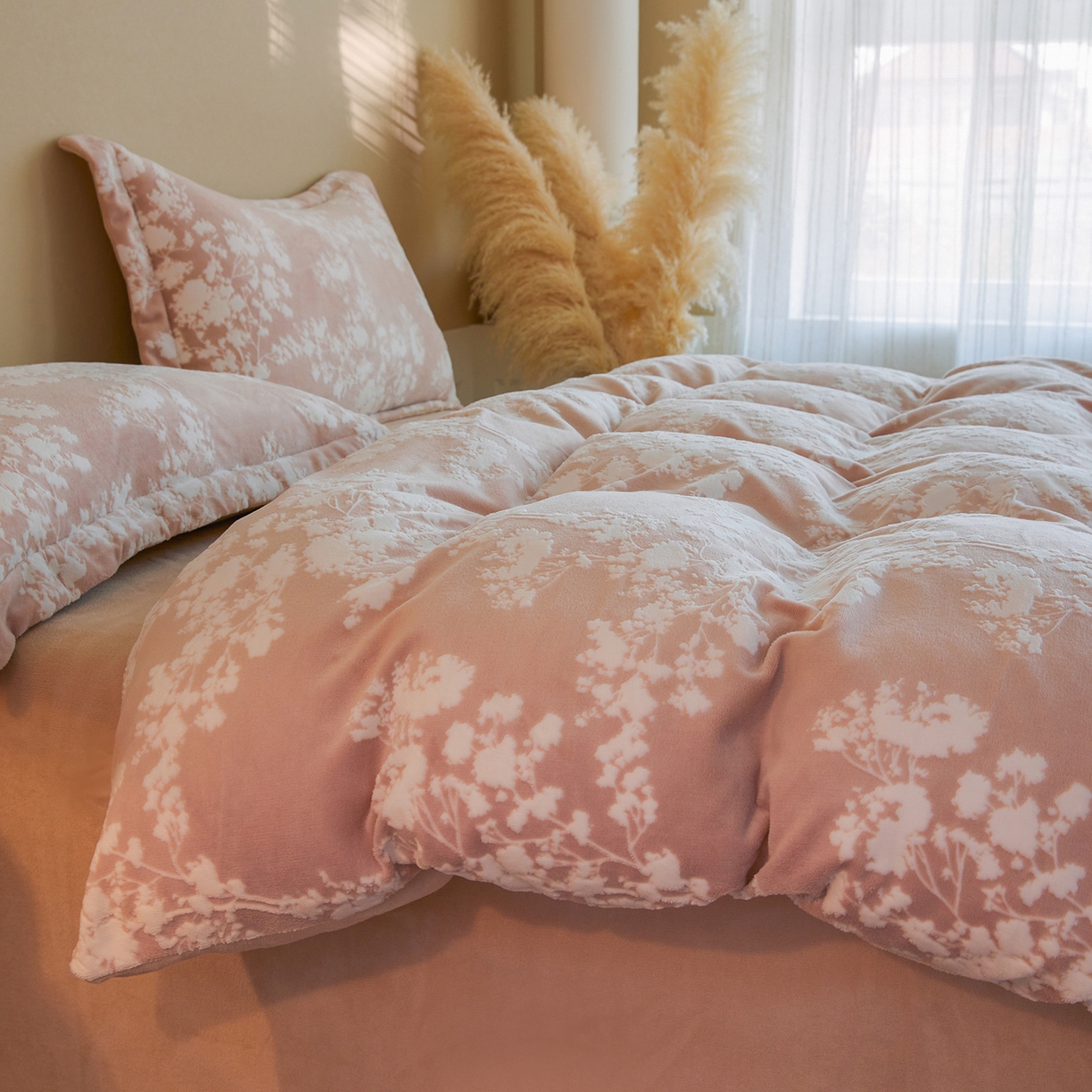 91家纺网 家纺一手货源 找家纺 菡宝 【主推第三批 带质检报告】A类全消光230g雕花绒牛奶绒四件套支持定制定做尺寸 画意枝头粉