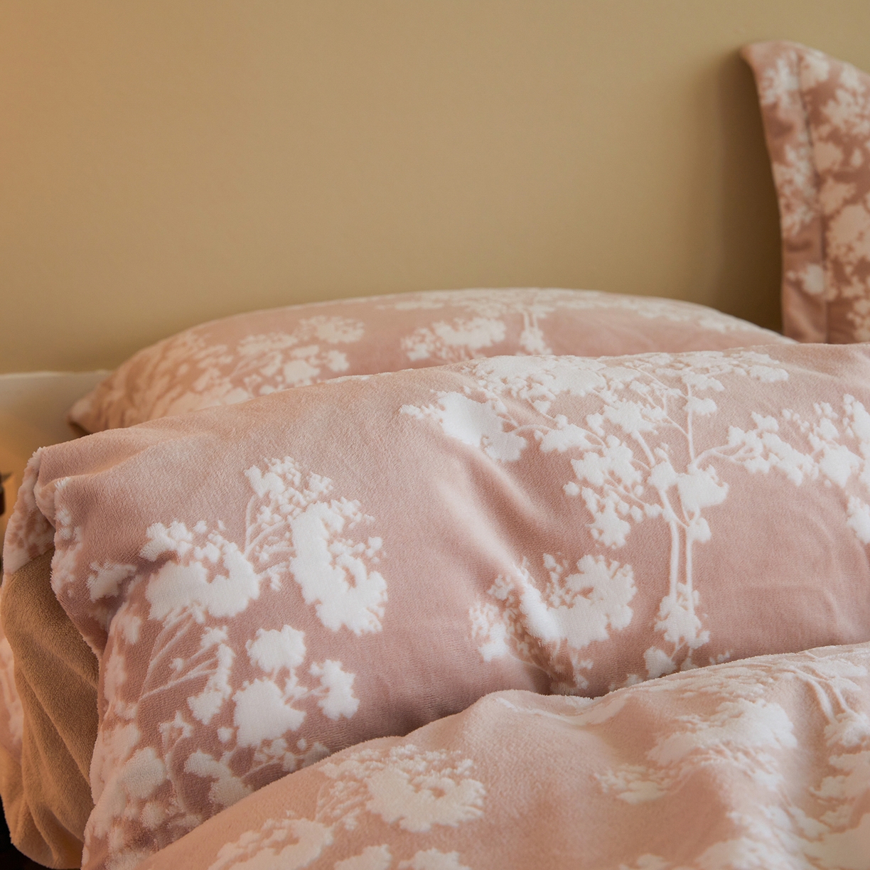 91家纺网 家纺一手货源 找家纺 菡宝 【主推第三批 带质检报告】A类全消光230g雕花绒牛奶绒四件套支持定制定做尺寸 画意枝头粉