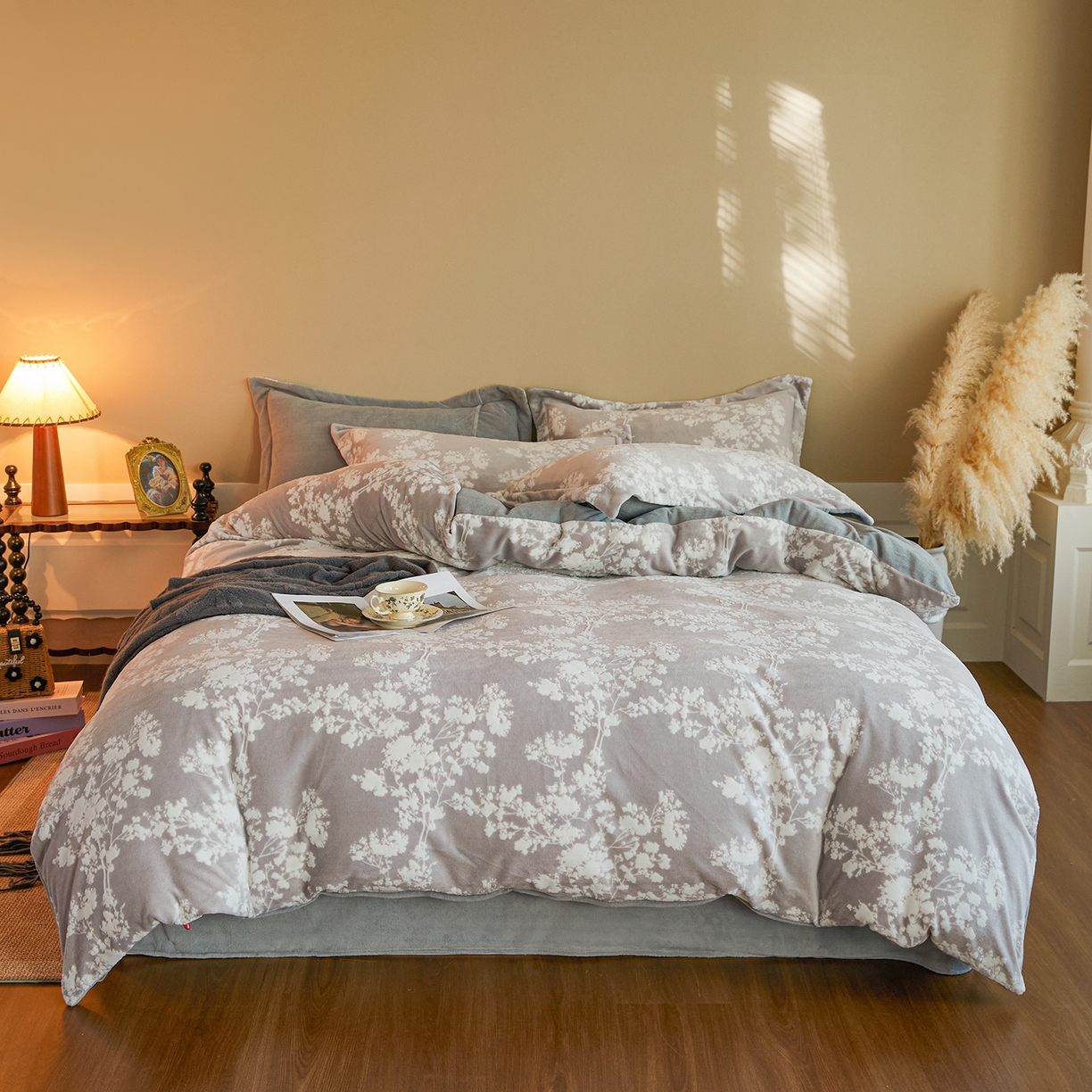 91家纺网 家纺一手货源 找家纺 菡宝 【主推第三批 带质检报告】A类全消光230g雕花绒牛奶绒四件套支持定制定做尺寸 画意枝头灰