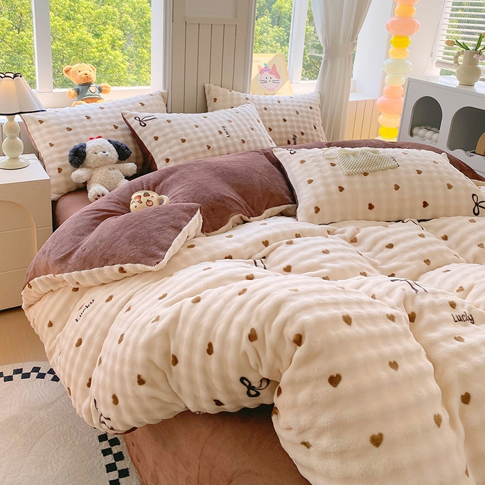 91家纺网 家纺一手货源 找家纺 艾橙 2025新款泡泡牛奶绒加厚保暖印花四件套 爱心蝴蝶结-咖