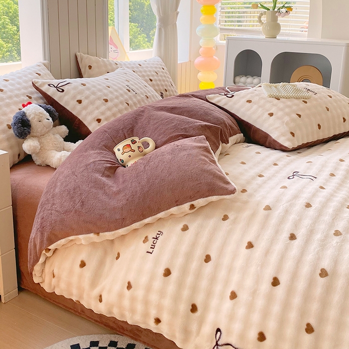 91家纺网 家纺一手货源 找家纺 艾橙 2025新款泡泡牛奶绒加厚保暖印花四件套 爱心蝴蝶结-咖