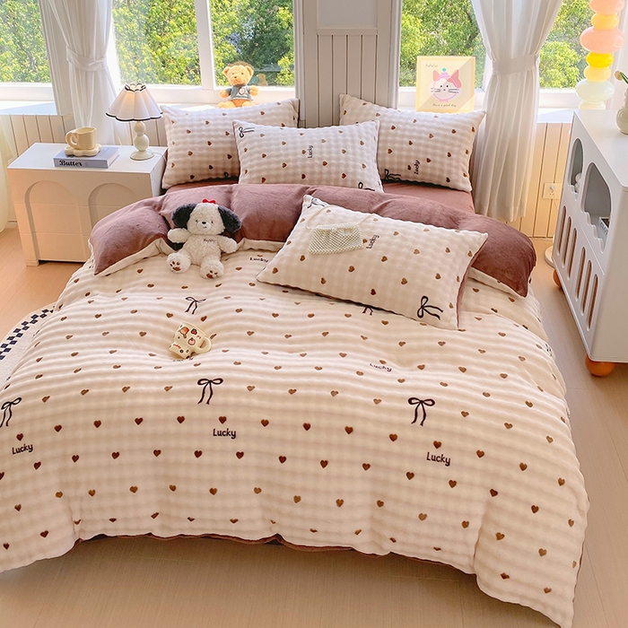 91家纺网 家纺一手货源 找家纺 艾橙 2025新款泡泡牛奶绒加厚保暖印花四件套 爱心蝴蝶结-咖