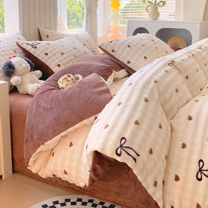 91家纺网 家纺一手货源 找家纺 艾橙 2025新款泡泡牛奶绒加厚保暖印花四件套 爱心蝴蝶结-咖