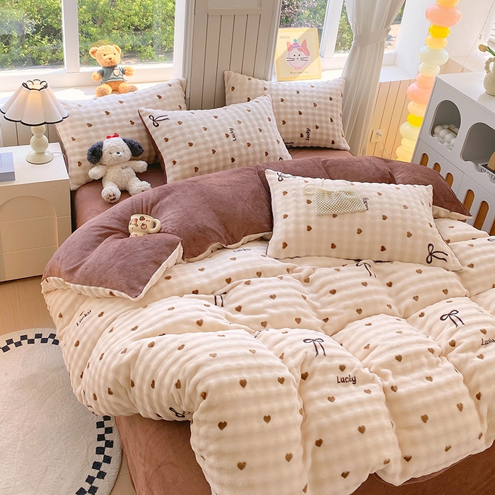 91家纺网 家纺一手货源 找家纺 艾橙 2025新款泡泡牛奶绒加厚保暖印花四件套 爱心蝴蝶结-咖