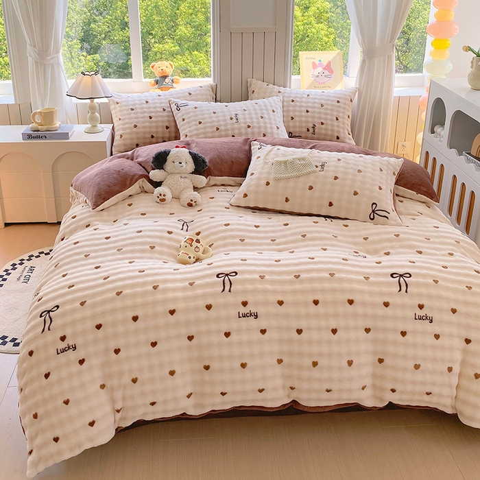 91家纺网 家纺一手货源 找家纺 艾橙 2025新款泡泡牛奶绒加厚保暖印花四件套 爱心蝴蝶结-咖