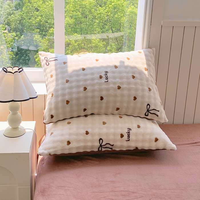 91家纺网 家纺一手货源 找家纺 艾橙 2025新款泡泡牛奶绒加厚保暖印花四件套 爱心蝴蝶结-咖