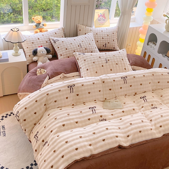 91家纺网 家纺一手货源 找家纺 艾橙 2025新款泡泡牛奶绒加厚保暖印花四件套 爱心蝴蝶结-咖