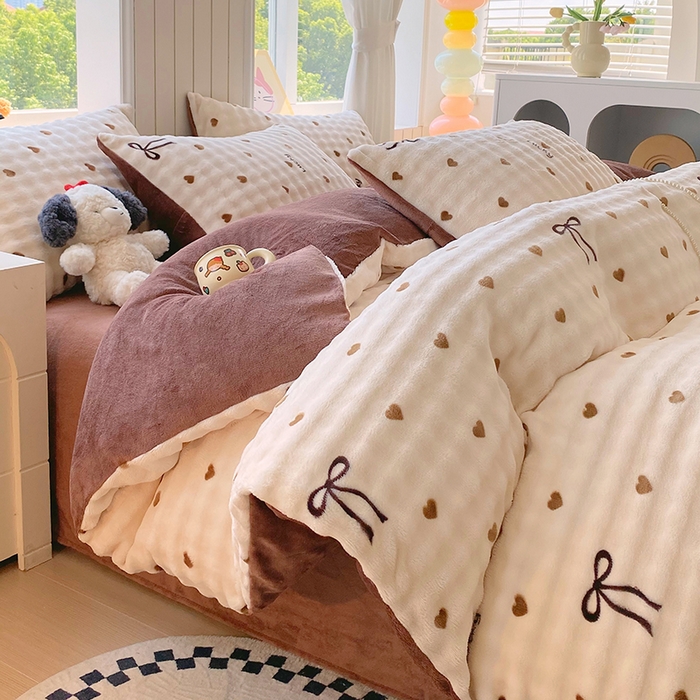 91家纺网 家纺一手货源 找家纺 艾橙 2025新款泡泡牛奶绒加厚保暖印花四件套 爱心蝴蝶结-咖