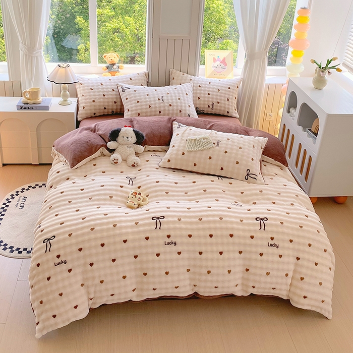 91家纺网 家纺一手货源 找家纺 艾橙 2025新款泡泡牛奶绒加厚保暖印花四件套 爱心蝴蝶结-咖