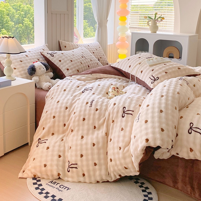 91家纺网 家纺一手货源 找家纺 艾橙 2025新款泡泡牛奶绒加厚保暖印花四件套 爱心蝴蝶结-咖