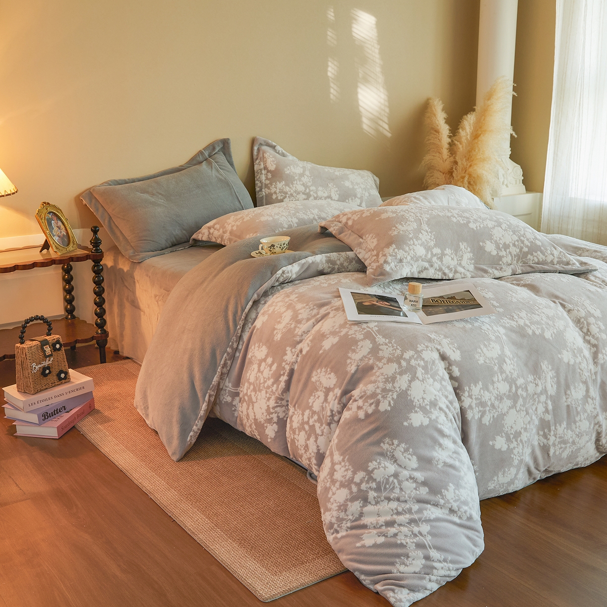 91家纺网 家纺一手货源 找家纺 菡宝 【主推第三批 带质检报告】A类全消光230g雕花绒牛奶绒四件套支持定制定做尺寸 画意枝头灰