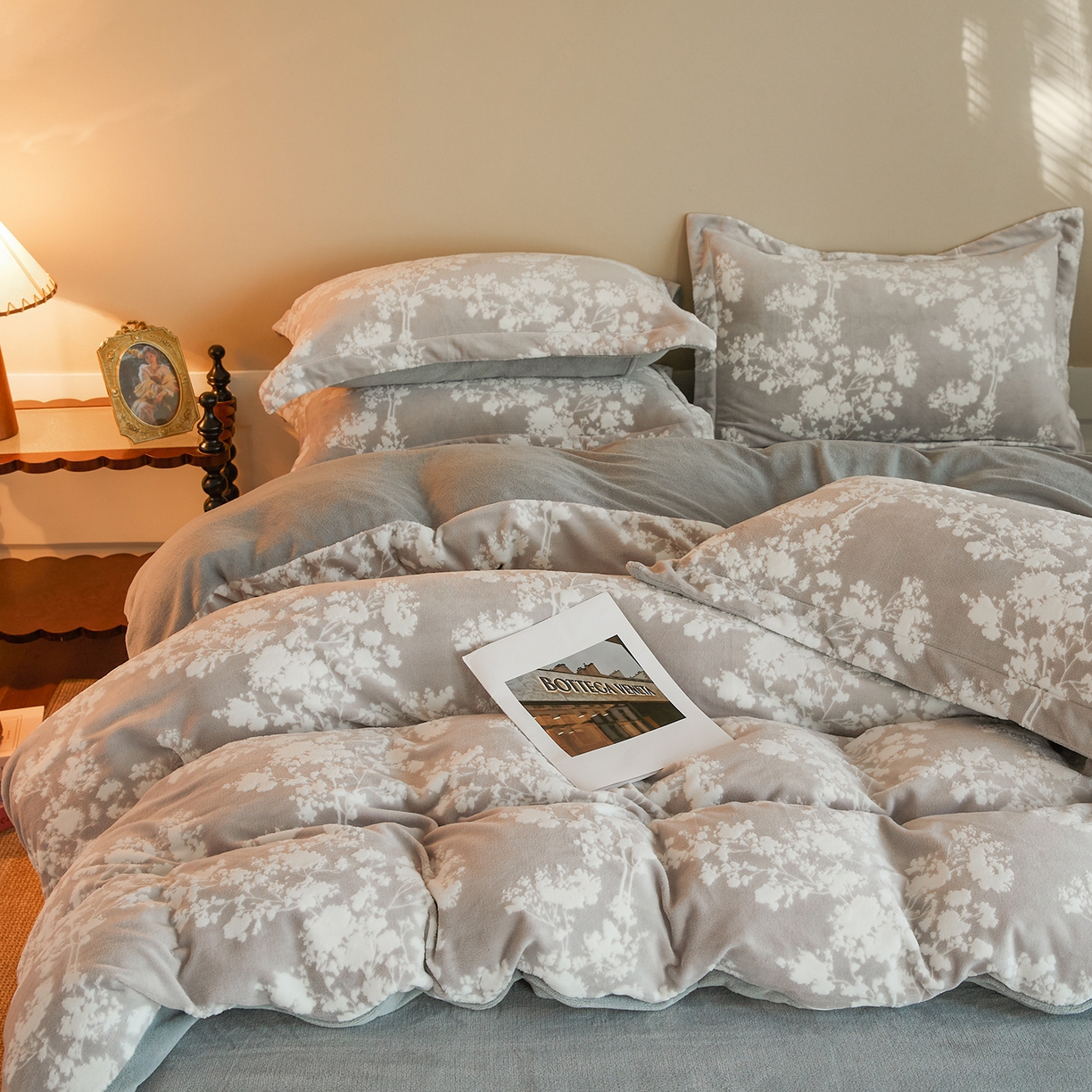 91家纺网 家纺一手货源 找家纺 菡宝 【主推第三批 带质检报告】A类全消光230g雕花绒牛奶绒四件套支持定制定做尺寸 画意枝头灰