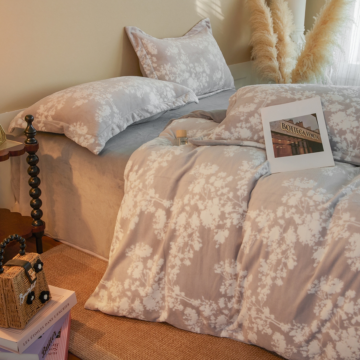 91家纺网 家纺一手货源 找家纺 菡宝 【主推第三批 带质检报告】A类全消光230g雕花绒牛奶绒四件套支持定制定做尺寸 画意枝头灰